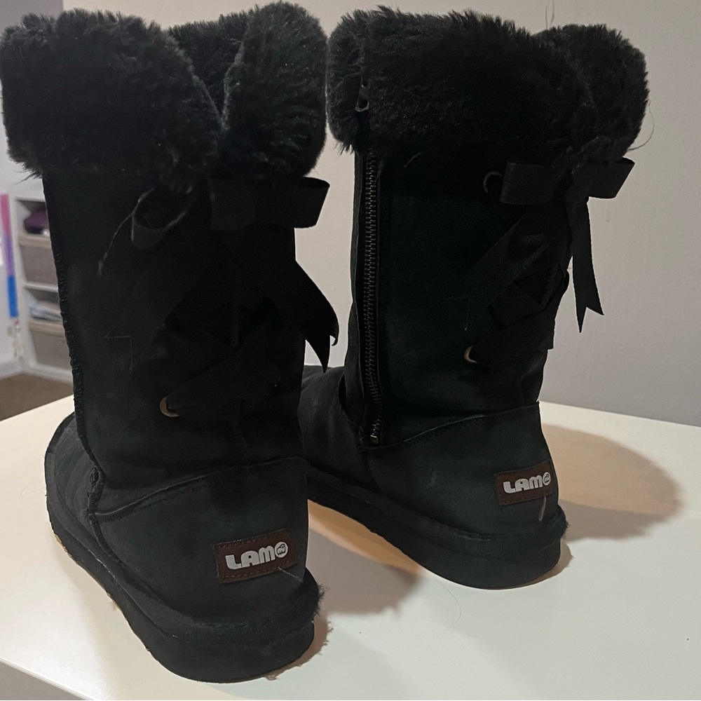 Black boots with bow